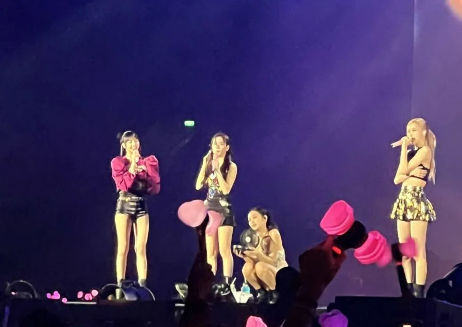 Serba-serbi Konser Blackpink Jakarta Day 1, GBK Jadi Pink hingga Dress Rose Lepas 9 Blackpink kepanasan