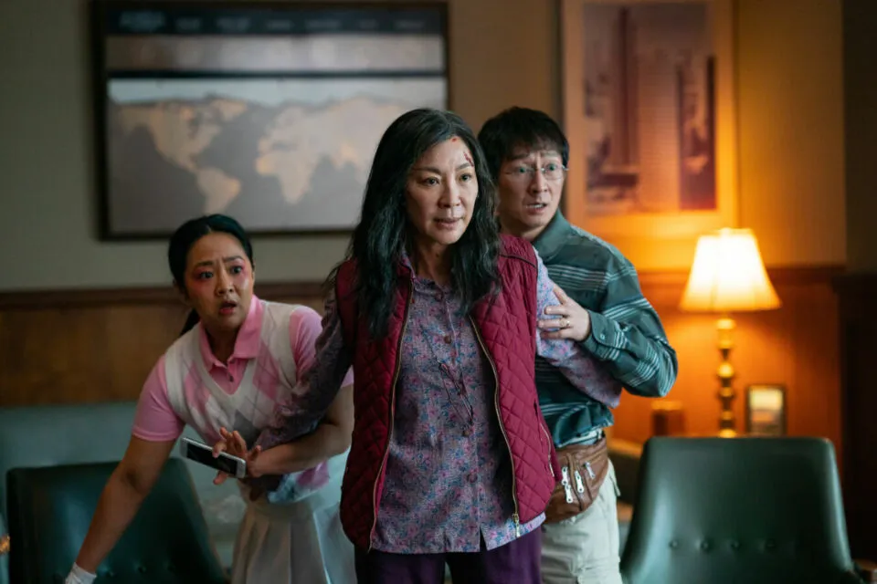Michelle Yeoh Jadi Aktris Terbaik di Oscar Persembahkan Kemenangannya Untuk Sang Ibu 8 Everything Everywhere All at Once