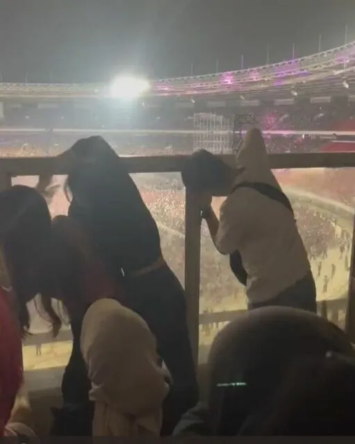 Di Balik Kemeriahan Konser Blackpink, Melly Goeslaw dan Warganet Curhat Tak Dapat Kursi 4 Penonton seat CAT 4 bersihkan kaca tribun yang buram