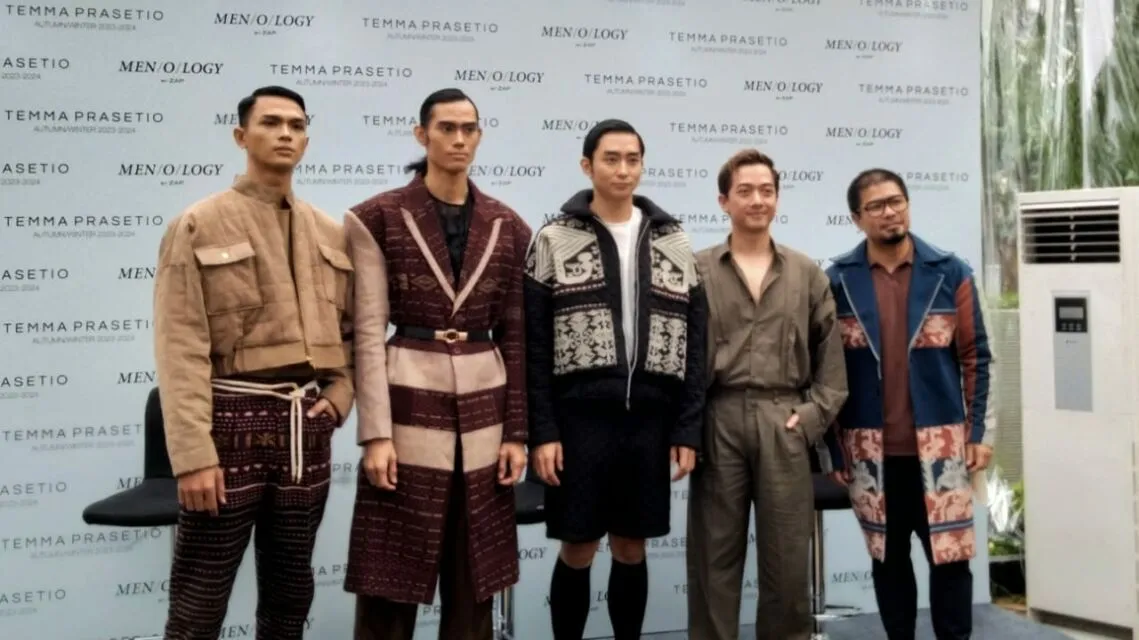 Temma Prasetio Ikut Ajang Dubai Fashion Week 2023, Pamerkan Rancangan Busana dari Tenun NTT 6 Temma bersama dengan Bambang dan ketiga modelnya yang menggunakan rancangan desain miliknya
