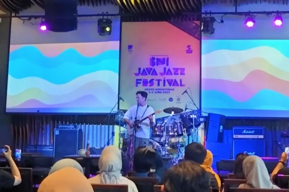Festival BNI Java Jazz 2023 Segera Hadir, Ini Daftar Line Up Pertama yang akan Memeriahkan Acara! 5 Sezairi turut memeriahkan acara konferensi pers Java Jazz kemarin, Rabu (8/3/2023) | Foto: Hipwee/Ryandita Fadillah
