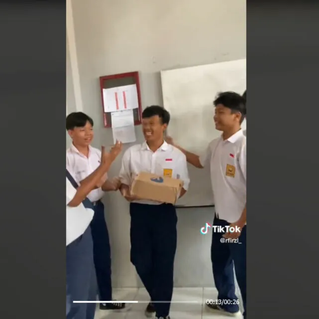 Aksi Haru Siswa SMP di Tasikmalaya Patungan Beli Sepatu untuk Teman, Ramai Tuai Apresiasi 3 Aksi siswa SMP patungan beli sepatu untuk temannya