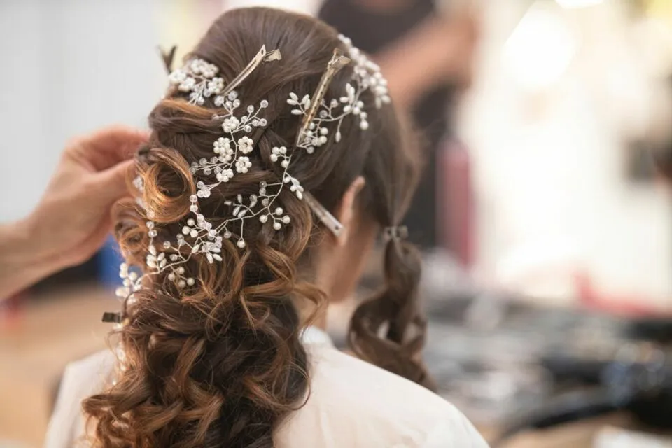 Mengucir Rambut Setiap Hari? Kenali Dulu 5 Efek Sampingnya 7 Efek samping terlalu sering mengucir rambut