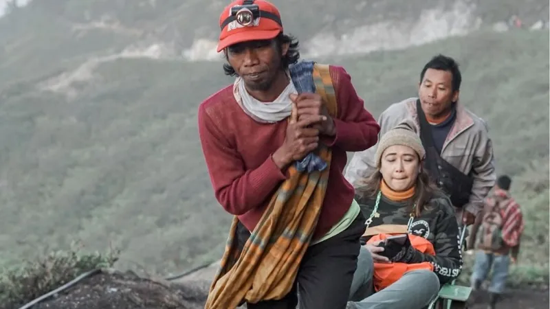 5 Larangan saat Berwisata di Kawah Ijen, Pahami Hal ini Sebelum Mendaki! 6 pengangkut tamu di kawah ijen