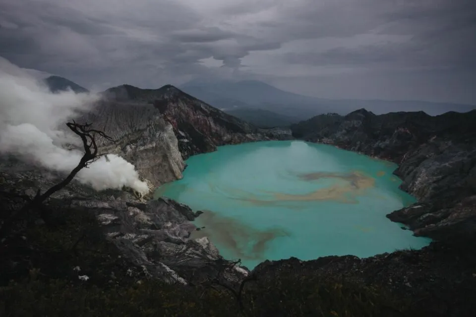 Viral Turis Rusia Nyalakan Flare di Kawah Ijen, Dikecam Warganet dan Terancam Blacklist 5 Aksi wisatawan asing nyalakan flare di Kawah Ijen