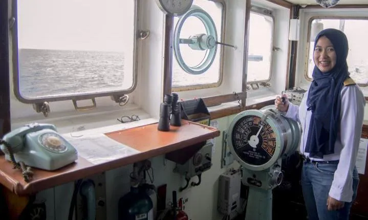 Intip 5 Profil Profesi Wanita Tangguh yang Biasanya Dilakoni oleh Para Pria. Bikin Takjub~ 10 Agustin Nurul Fitriyah, nahkoda kapal tanker wanita pertama di Indonesia
