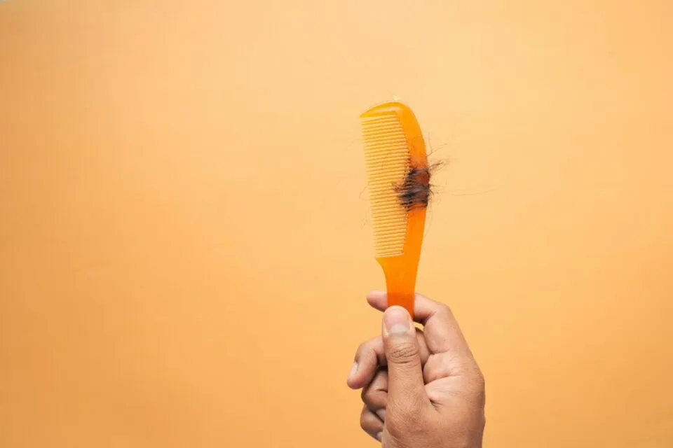 Mengucir Rambut Setiap Hari? Kenali Dulu 5 Efek Sampingnya 6 Rambut rontok