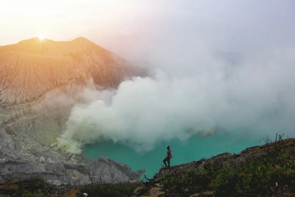 Viral Turis Rusia Nyalakan Flare di Kawah Ijen, Dikecam Warganet dan Terancam Blacklist 6 Aksi wisatawan asing nyalakan flare di Kawah Ijen