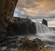 Menikmati Keindahan Pantai dan Air Terjun Sekaligus di Pantai Nambung