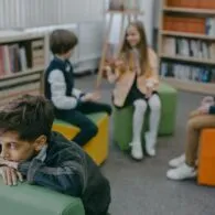 Jiwa Introvert Kamu Susah Berkomunikasi? Lima Tips Ini Bakal Membuat Kamu Percaya Diri!