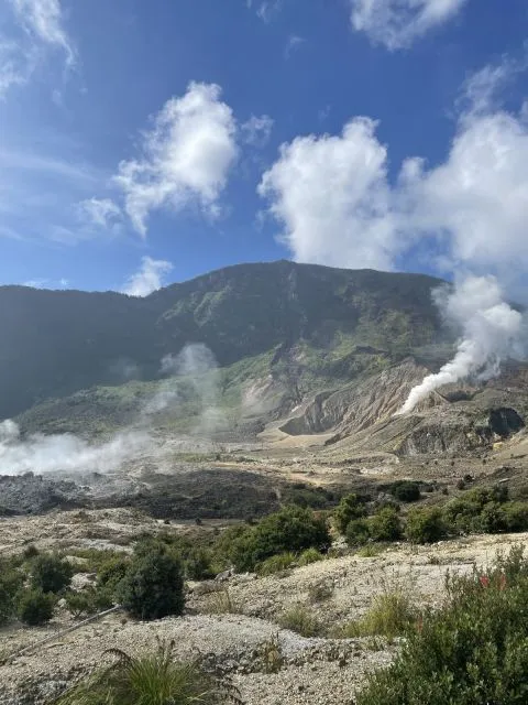 Daftar Tempat Wisata di Garut yang Wajib Diexplore 12 hipwee-Tempat wisata di Garut Gunung Papandayan