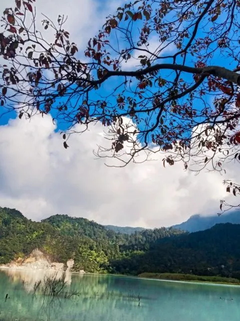 Daftar Tempat Wisata di Garut yang Wajib Diexplore 14 hipwee-Tempat wisata di Garut Talaga Bodas