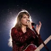 Taylor Swift: Suara Emas dalam Dunia Musik yang Berwarna