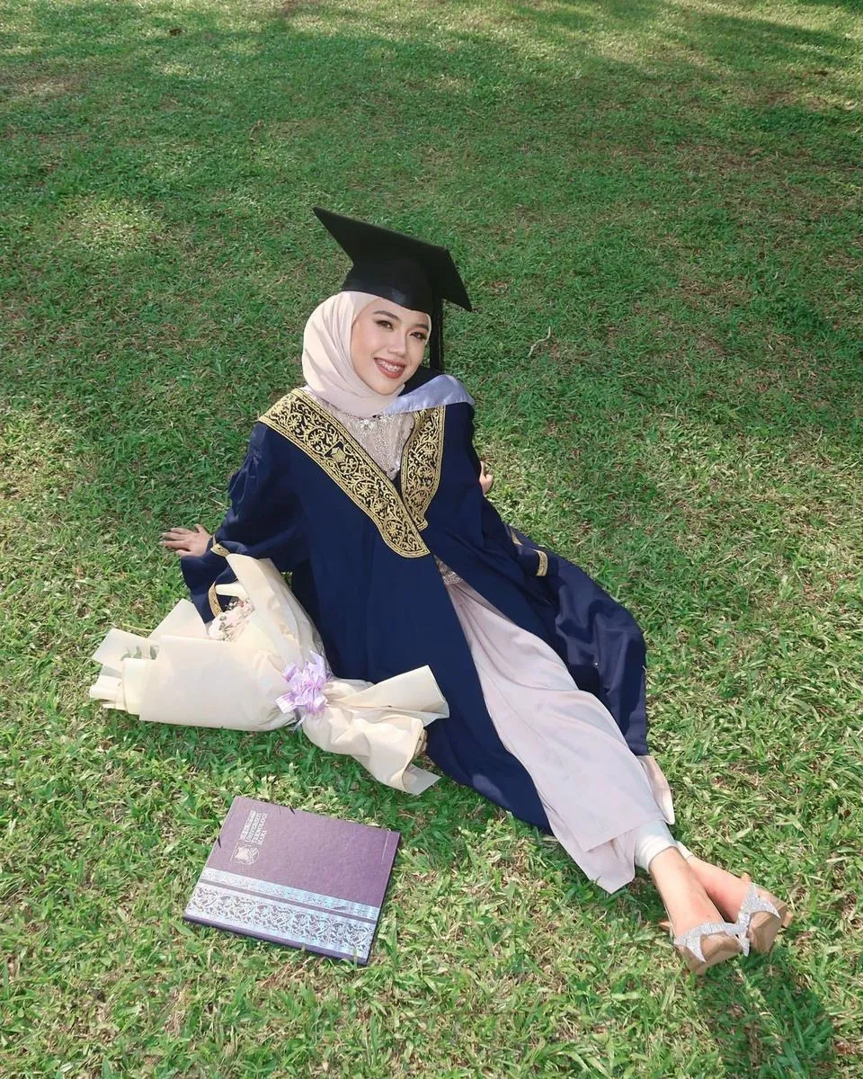 14 Gaya Foto Wisuda Sendiri & Bersama yang Keren Terbaru 22 hipwee-gaya foto wisuda Credit photo via pinterest.com/cylalyly