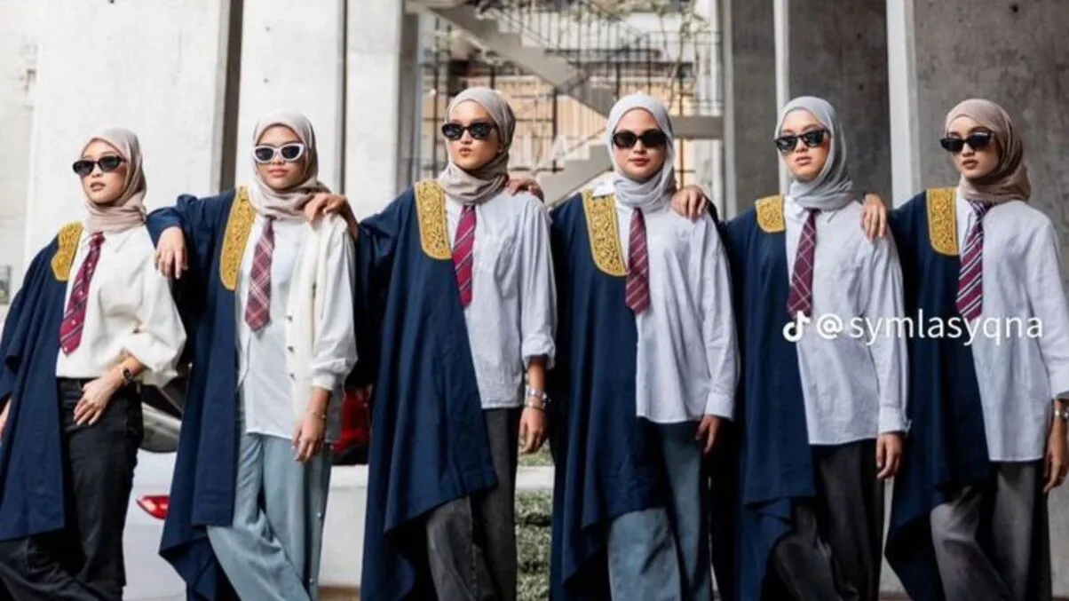 14 Gaya Foto Wisuda Sendiri & Bersama yang Keren Terbaru 16 hipwee-ide foto wisuda