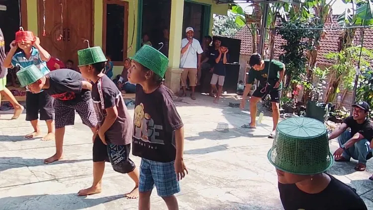 17 Lomba 17 Agustusan yang Unik Lucu dan Heboh 24 lomba agustusan - kugeruk