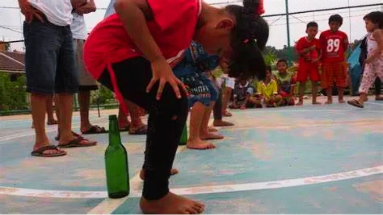 17 Lomba 17 Agustusan yang Unik Lucu dan Heboh 21 lomba agustusan - memasukkan pensil ke botol