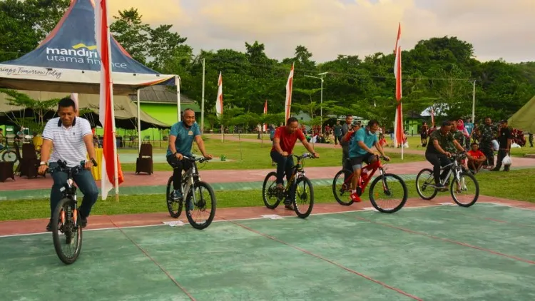 17 Lomba 17 Agustusan yang Unik Lucu dan Heboh 26 lomba agustusan - sepeda lambat-lambatan