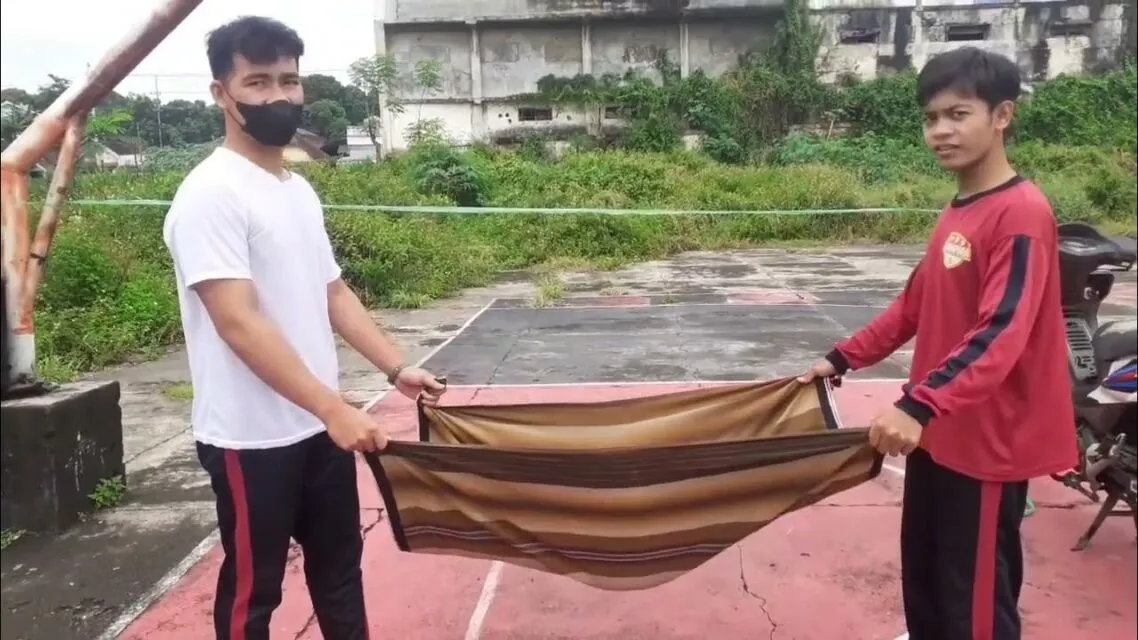 17 Lomba 17 Agustusan yang Unik Lucu dan Heboh 20 lomba agustusan - voli sarung dengan balon air