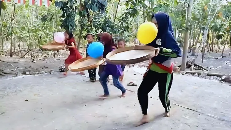 17 Lomba 17 Agustusan yang Unik Lucu dan Heboh 27 lomba agustusan - lomba membawa balon dengan tampah