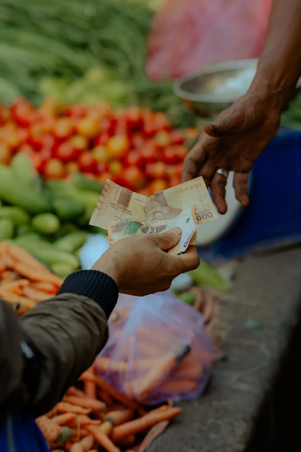 10 Tips Menghemat Uang Bulanan, Biar Awet Sampai Akhir Bulan 11 hipwee-Tips menghemat uang bulanan Belanja di Pasar