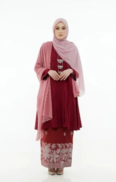 9 Warna Jilbab yang Cocok untuk Baju Warna Maroon, Tampilan Jadi Stylish! 12 baju maroon jilbab warna apa