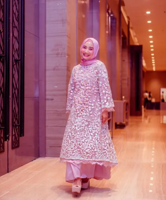 8 Model Baju untuk Orang Pendek agar Kelihatan Tinggi dan Gemas! 15 model baju muslim orang pendek