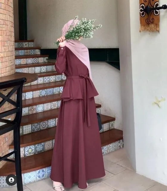 9 Warna Jilbab yang Cocok untuk Baju Warna Maroon, Tampilan Jadi Stylish! 17 baju merah maroon cocok dengan jilbab warna apa