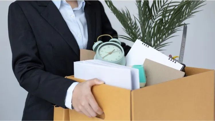 7 Hal yang Perlu Dilakukan Sebelum Resign dari Kantor. Jangan Ngeloyor Keluar Aja Euy! 12 hipwee-Hal yang Perlu Dilakukan Sebelum Resign dari Kantor (8)