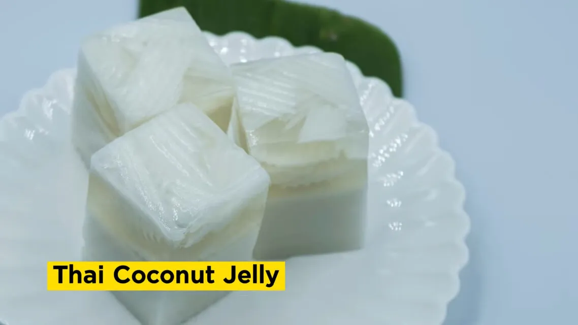 11 Kue Tradisional Khas Thailand yang Wajib Kamu Coba, Manis Hingga Gurih! 29 hipwee-hipwee-kue tradisional khas thailand - thai coconut jelly