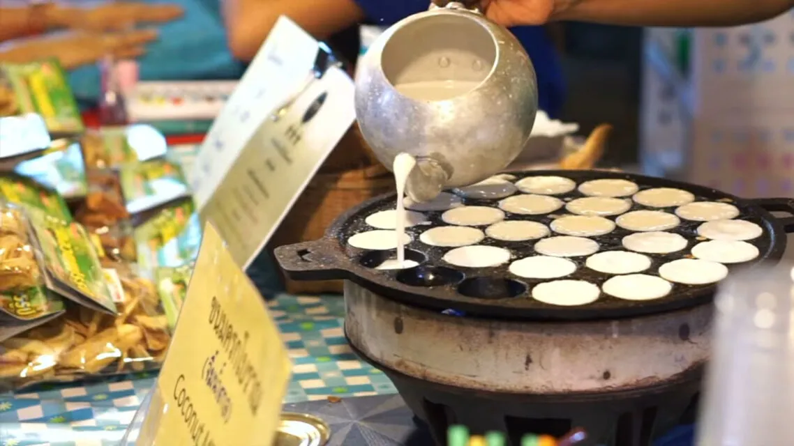 11 Kue Tradisional Khas Thailand yang Wajib Kamu Coba, Manis Hingga Gurih! 26 hipwee-kue tradisional khas thailand - coconut pancake