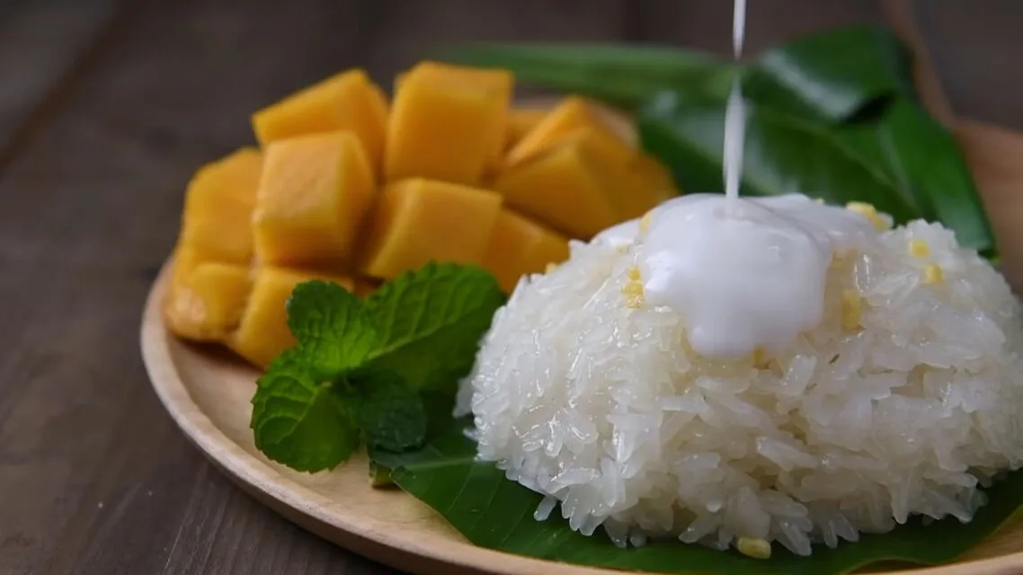 11 Kue Tradisional Khas Thailand yang Wajib Kamu Coba, Manis Hingga Gurih! 23 hipwee-kue tradisional khas thailand - mango sticky rice