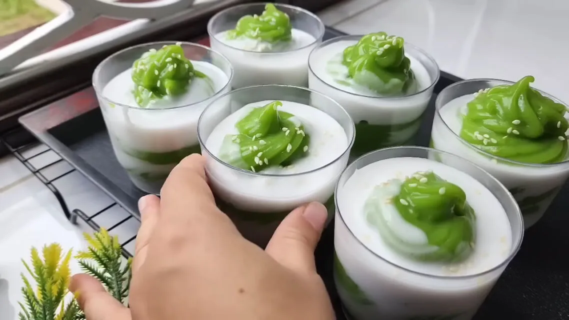 11 Kue Tradisional Khas Thailand yang Wajib Kamu Coba, Manis Hingga Gurih! 33 hipwee-kue tradisional khas thailand - puding pandan thailand