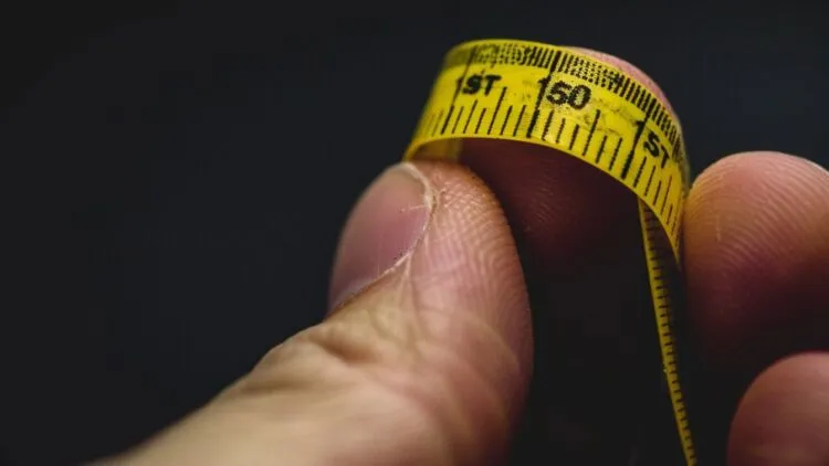 3 Cara Mengukur Cincin dengan Mudah Sebelum Membelinya 10 mengukur lingkar jari dengan menggunakan pita ukur