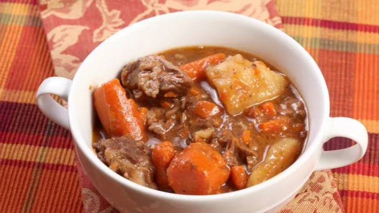 Bagian Daging Sapi dan Kegunaannya untuk Masakan, Temukan Potongan Terbaik! 12 hipwee-Bagian Daging Sapi Yang Enak dan Kegunaanya untuk Masakan - stew