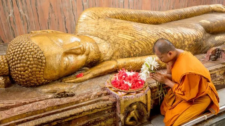 Biar Nggak Planga-plongo, Ini Panduan Singkat Menikmati Perayaan Waisak di Candi Borobudur! 15 hipwee-Patung Buddha di Kusinara