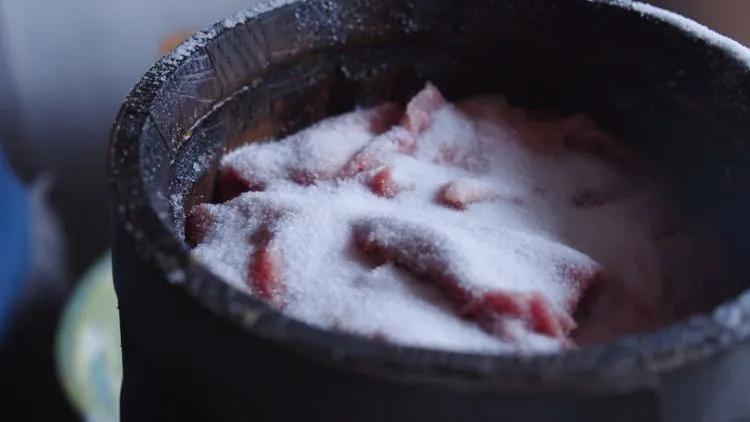 7 Cara Mengawetkan Daging Tanpa Kulkas agar Tahan Lama, Cara Lama yang Mulai Terlupakan 17 hipwee-cara mengawetkan daging tanpa kulkas - daging dalam kendi dan garam