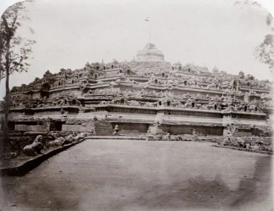 10 Hal Mengejutkan di Balik Kemegahan Candi Borobudur yang Harus Kamu Tahu 16 hipwee-foto pertama candi Borobudur - 1873 oleh isidore van kinsbergen