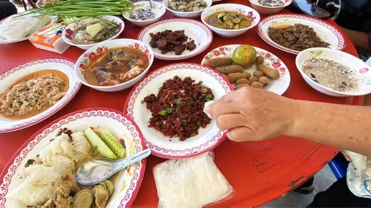 10 Makanan Ekstrim di Thailand yang Populer, Ada Paruh Bebek! 25 hipwee-makanan ekstrim di Thailand - daging sapi mentah dengan darah