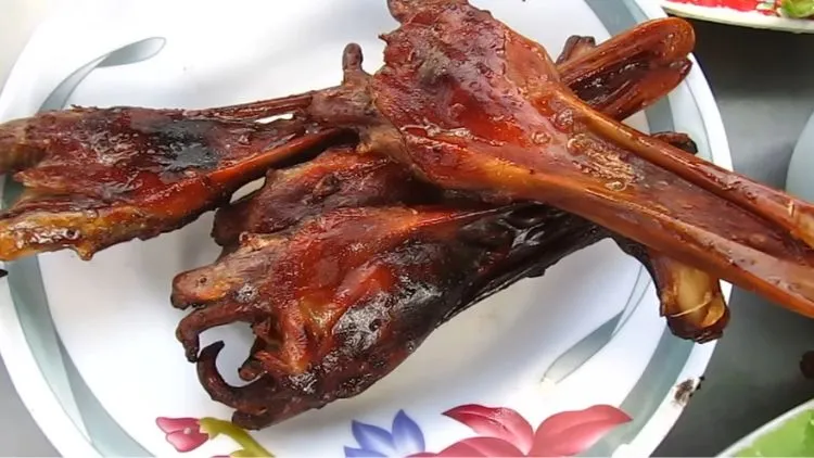 10 Makanan Ekstrim di Thailand yang Populer, Ada Paruh Bebek! 30 hipwee-makanan ekstrim di Thailand - paruh bebek