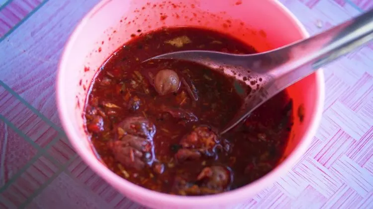 10 Makanan Ekstrim di Thailand yang Populer, Ada Paruh Bebek! 22 hipwee-makanan ekstrim di Thailand - sup darah babi segar