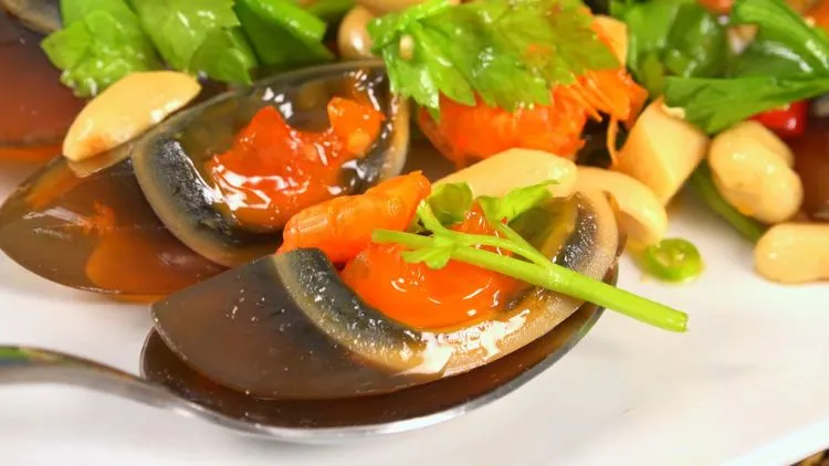 10 Makanan Ekstrim di Thailand yang Populer, Ada Paruh Bebek! 24 hipwee-makanan ekstrim di Thailand - telur seabad - century egg
