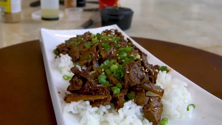 10 Makanan Khas Korea Selatan Yang Halal, Tetap Lezat Meski No Pork No Lard 21 hipwee-makanan khas korea selatan yang halala - bulgogi over rice
