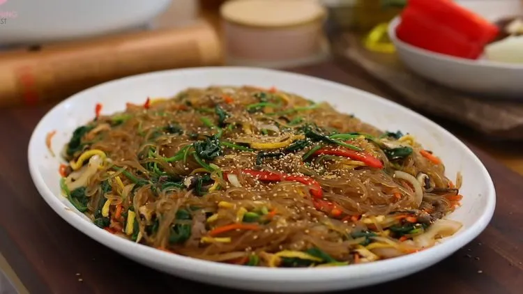 10 Makanan Khas Korea Selatan Yang Halal, Tetap Lezat Meski No Pork No Lard 22 hipwee-makanan khas korea selatan yang halala - japchae bihun