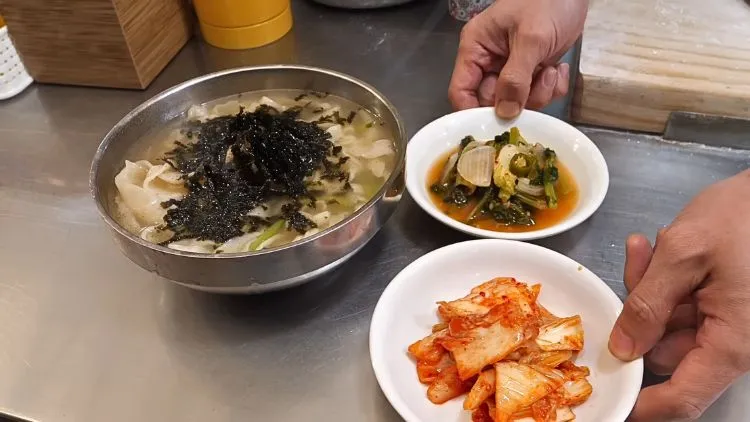 10 Makanan Khas Korea Selatan Yang Halal, Tetap Lezat Meski No Pork No Lard 26 hipwee-makanan khas korea selatan yang halala - kalguksu