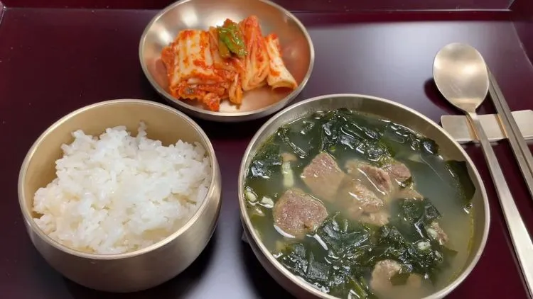 10 Makanan Khas Korea Selatan Yang Halal, Tetap Lezat Meski No Pork No Lard 25 hipwee-makanan khas korea selatan yang halala - miyeokguk