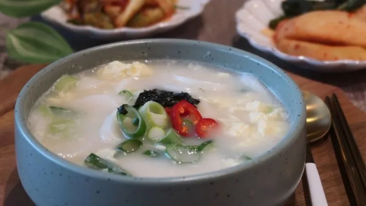 10 Makanan Khas Korea Selatan Yang Halal, Tetap Lezat Meski No Pork No Lard 27 hipwee-makanan khas korea selatan yang halala - tteokguk