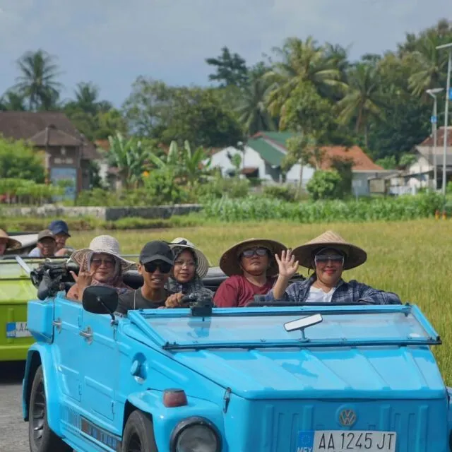 5 Cara Menikmati Keajaiban Borobudur yang Harus Kamu Coba. Bisa Naik Andong Atau Mobil VW Juga! 7 sewa vw borobudur