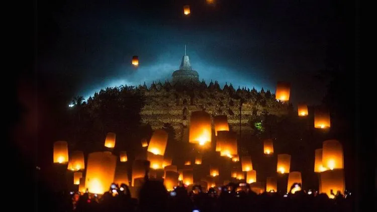 Biar Nggak Planga-plongo, Ini Panduan Singkat Menikmati Perayaan Waisak di Candi Borobudur! 17 hipwee-pelepasan lampion waisak