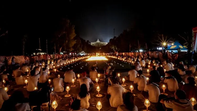 Biar Nggak Planga-plongo, Ini Panduan Singkat Menikmati Perayaan Waisak di Candi Borobudur! 18 hipwee-perayaan waisak pada malam hari